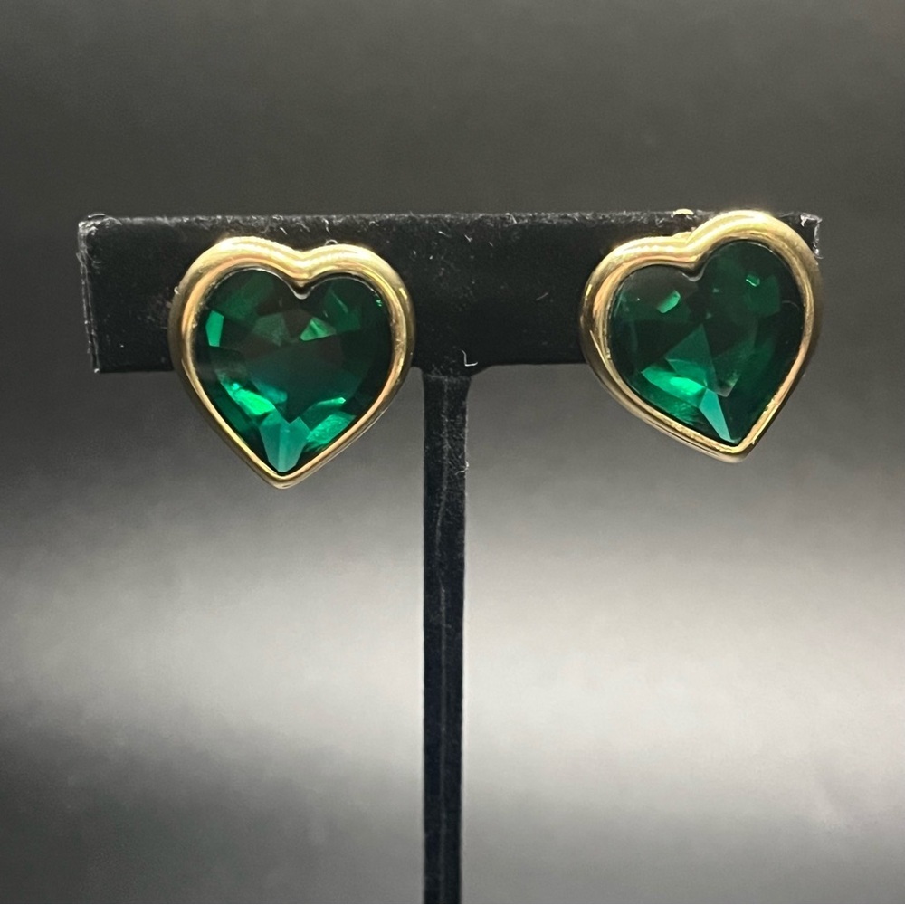 Vintage gold tone green heart faceted glass earrings. Clip ons signed FO Inc